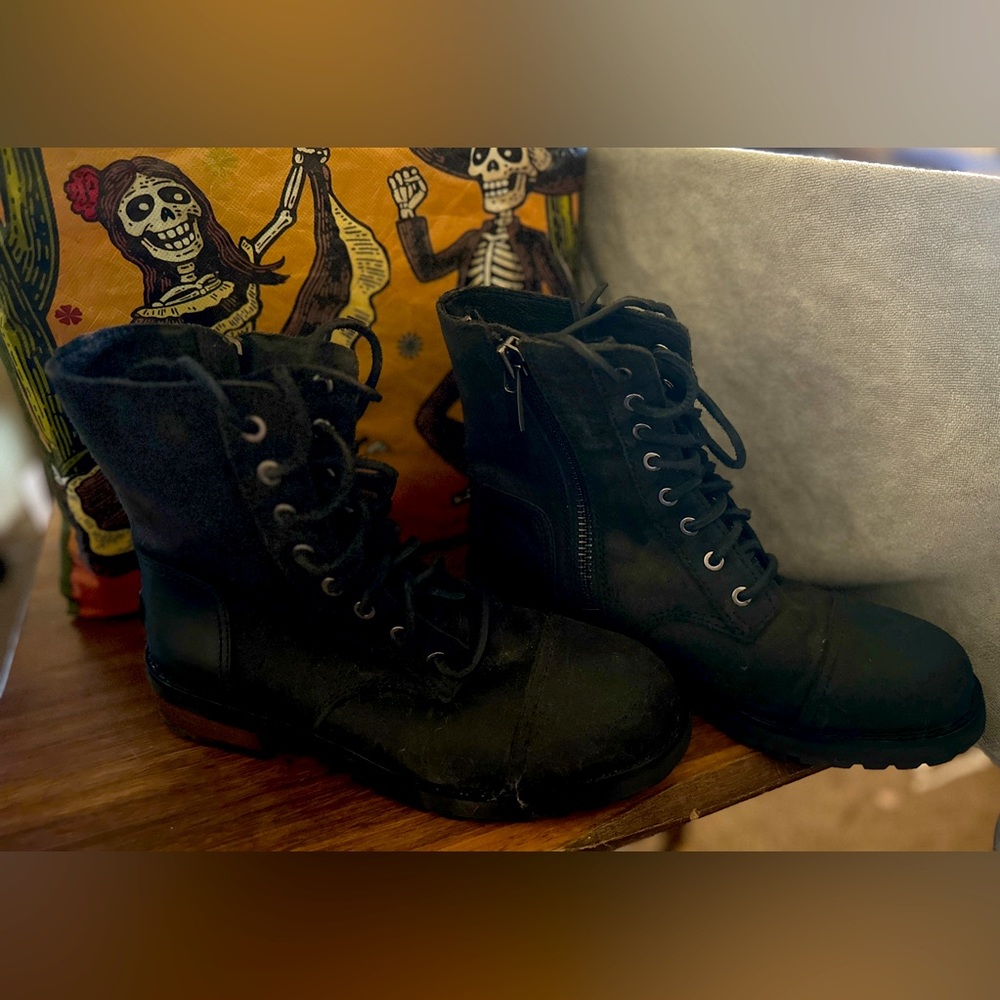 Like new. Women’s UGG lace up combat style boots